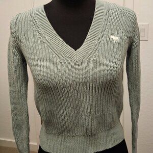 Abercrombie & Fitch Sage Green knit V-neck sweater, size XS w/ brand moose logo